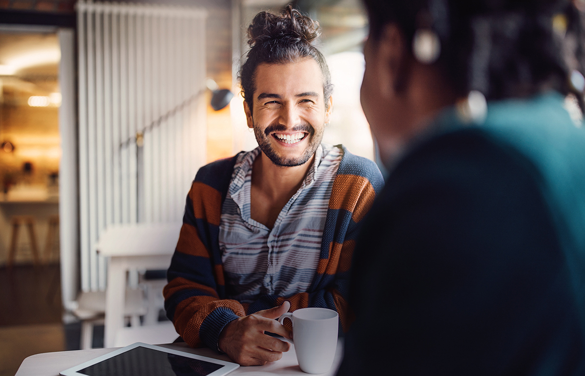 Student unterhält sich bei einer Tasse Kaffee 