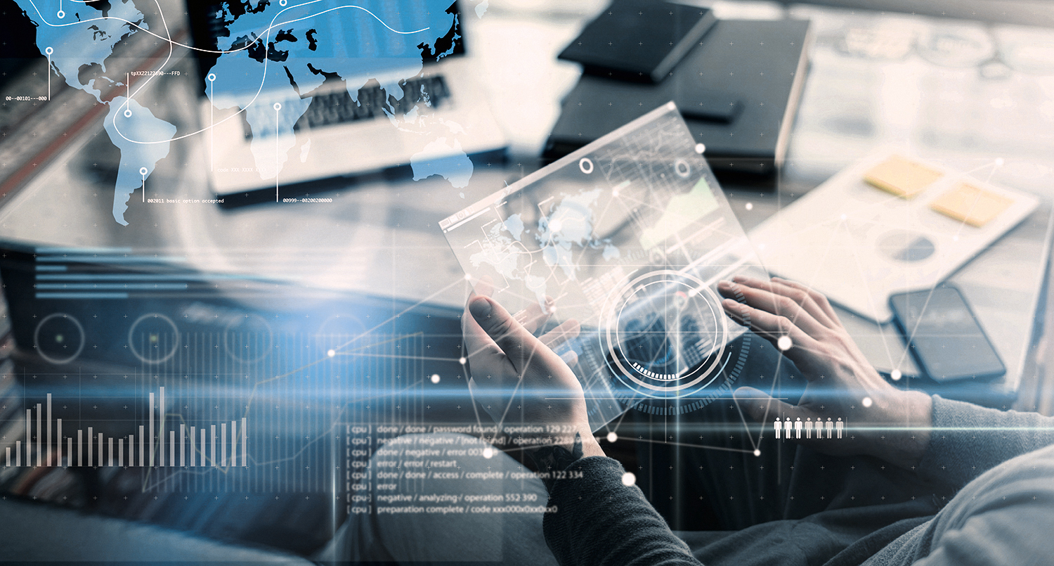 Mann mit futuristischer digitaler Tafel in der Hand