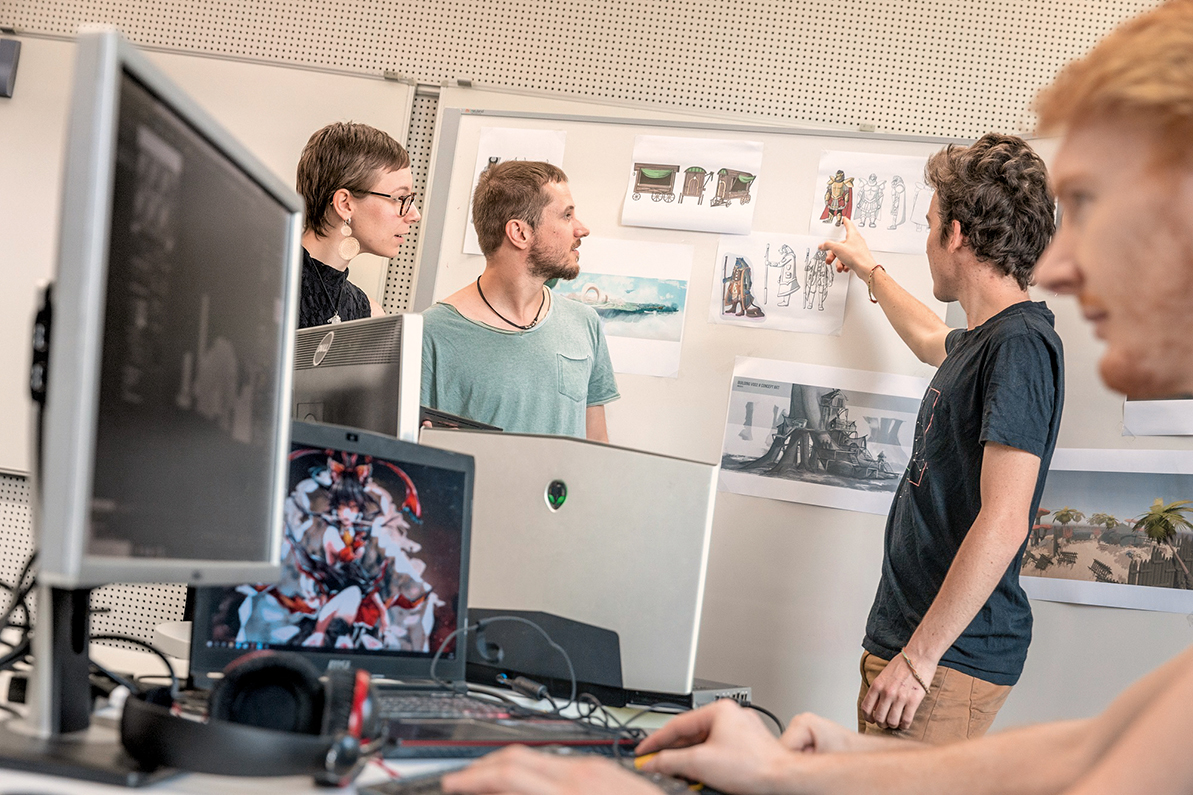 Studenten arbeiten gemeinsam an einem Whiteboard.