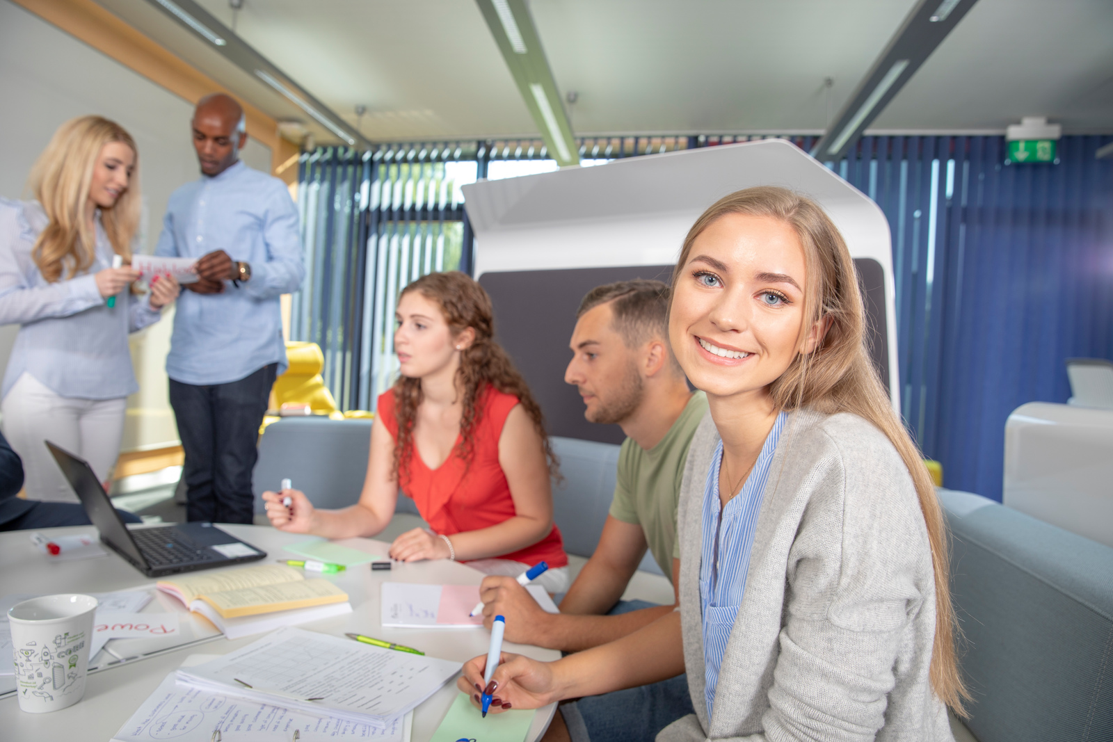 Studentin schaut in die Kamera