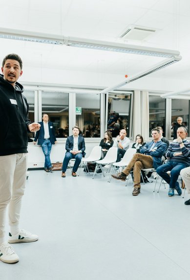 Der Gründer Friedrich Villhauer stellte die Ideen von become1 vor.