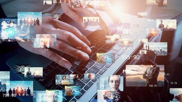 Hände tippen auf einer Laptop-Tastatur, umgeben von überlagerten Bildern und Grafiken, die digitale Inhalte darstellen.