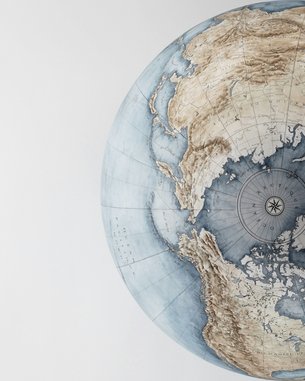 Eine detaillierte, künstlerische Darstellung eines Globus, der die Arktis und angrenzende Landmassen zeigt. Die Farben sind sanft und erdig, mit einer klaren Kompassrose in der Mitte.