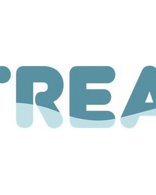 Das Wort "STREAM" in blauen, geschwungenen Buchstaben, die an Wasser erinnern. Der Hintergrund ist weiß und hebt den Text hervor.