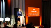 Franziska Giffey, Berlins Senatorin für Wirtschaft, Energie und öffentliche Unternehmen, spricht am Rednerpult. Im Hintergrund ist ein Bildschirm mit ihrem Namen und Titel zu sehen.