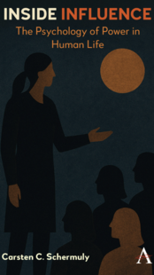 Buchcover mit dem Titel "Inside Influence: The Psychology of Power in Human Life", zeigt eine Person, die auf eine Gruppe von Silhouetten zeigt.