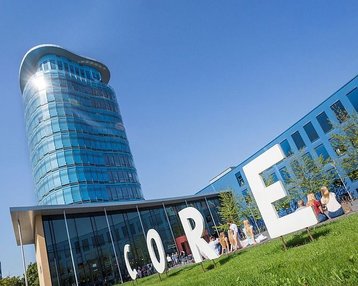 Die Buchstaben CORE vor dem Science Tower der SRH Hochschule Heidelberg stehen für Competence Oriented Research and Education, das deutschlandweit einzigartige Studienmodell..