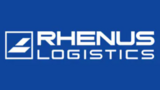 Rhenus Logistics Logo auf blauem Hintergrund, bestehend aus einem stilisierten Symbol und dem Schriftzug "Rhenus Logistics".