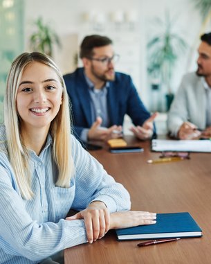 Studentin auf der Straße
