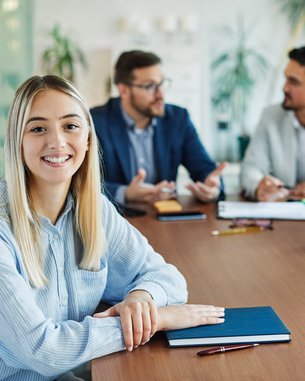 Studentin auf der Straße