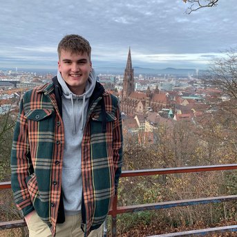 Jakob Selinger, hier auf dem Philosophenweg in Heidelberg, studiert Climate Change Management and Engineering an der SRH Hochschule Heidelberg.