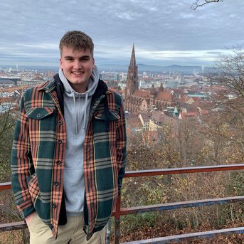 Jakob Selinger, hier auf dem Philosophenweg in Heidelberg, studiert Climate Change Management and Engineering an der SRH Hochschule Heidelberg.