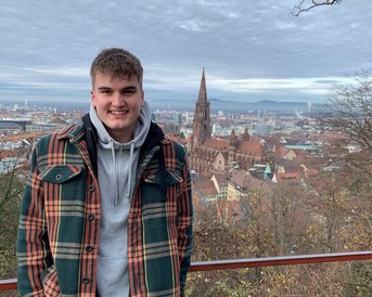 Jakob Selinger, hier auf dem Philosophenweg in Heidelberg, studiert Climate Change Management and Engineering an der SRH Hochschule Heidelberg.