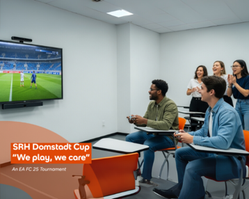 Eine Gruppe von fünf Personen spielt EA FC 25 an einer Konsole, während sie ein Fußballspiel auf einem großen Bildschirm verfolgen.