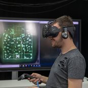 Student trägt VR-Brille