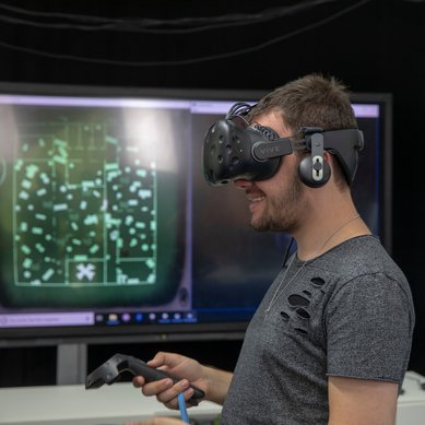 Student trägt VR-Brille