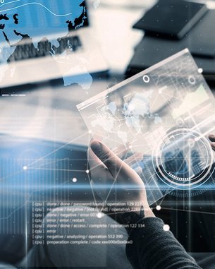 Eine Person hält ein holografisches Display mit einer Weltkarte und Datenvisualisierungen. Auf einem Tisch sind Notizbücher und ein Laptop sichtbar. Grafiken und Diagramme sind im Vordergrund eingeblendet.