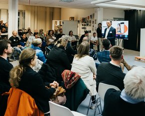 Prof. Bernhard Küppers, head of the Founder Institute, surrounded by company representatives at the event 'Alliance Meets Start-up'.