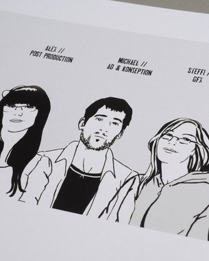 Fünf Personen in stilisierten Zeichnungen, die verschiedene Rollen im Team darstellen: Kamera, Postproduktion, AD, GFX und Produzent. Jede Person hat eine kurze Beschreibung ihrer Funktion unter ihrem Bild.