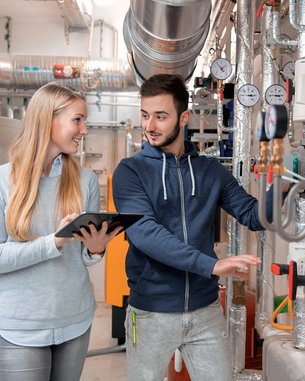 Studierende beim Warten einer Heiz- und Lüftungsanlage