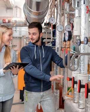 Studierende beim Warten einer Heiz- und Lüftungsanlage