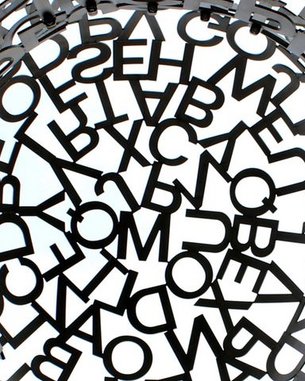 Schwarze Buchstaben in verschiedenen Schriftarten und Größen sind chaotisch auf einem weißen Hintergrund angeordnet, was eine dynamische und abstrakte Komposition ergibt.