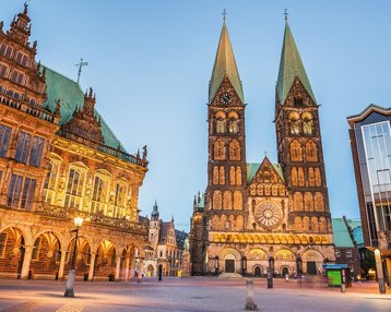 Der Marktplatz in Bremen mit dem historischen Rathaus und der St. Petri-Dom, bekannt für seine markanten Türme und Architektur.