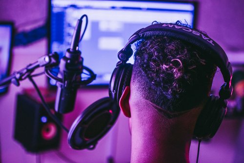 In einem Musikproduktion-Studio verbringen die Studieren viel Zeit im Tonstudio