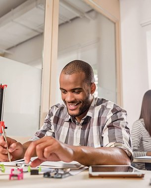 Fröhlicher Jungdesigner testet 3D-Druck