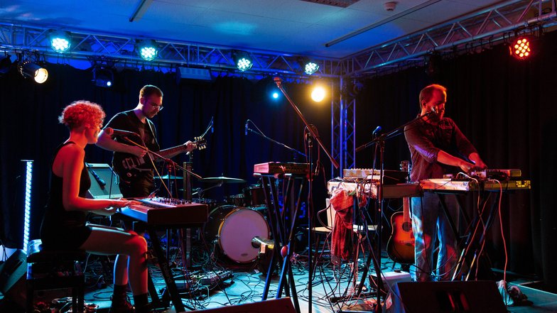 Musik Studierende spielen an der SRH