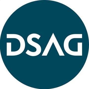 Logo der DSAG (Deutschsprachige SAP-Anwendergruppe) in einem runden, dunkelblauen Hintergrund mit weißer Schrift.