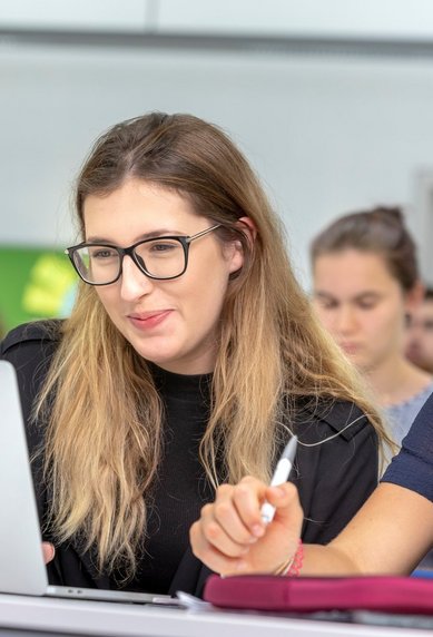 Zwei Studentinnen vor dem Laptop