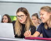 Zwei Studentinnen vor dem Laptop