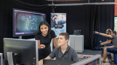 Studierende des Studiengangs Gamedevelopment bei der grafischen Gestaltung am PC