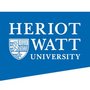 Logo der Heriot-Watt Universität mit blauem Hintergrund und weißem Text. Das Wappen zeigt einen Baum und ein Buch.