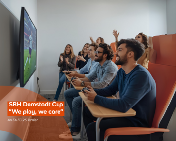Gruppenspieler sitzen vor einem Fernseher und spielen ein Videospiel. Im Hintergrund jubeln Zuschauer. Text: "SRH Domstadt Cup - 'Wir spielen, wir kümmern uns'."