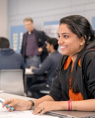 Studierende des Studiengang International Business and Engineering während einer Gruppenarbeit