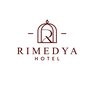 Logo des Rimedya Hotels mit einem stilisierten Buchstaben "R" und einem Bogen darüber. Der Schriftzug "RIMEDYA HOTEL" ist darunter platziert.