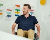 Student sitzt im Rollstuhl