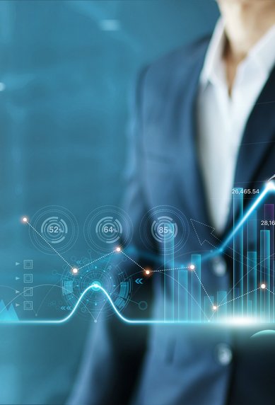 Ein Geschäftsmann in einem Anzug zeichnet ein Diagramm mit steigenden Kurven und Datenanalysen auf einem digitalen Bildschirm. Die Darstellung zeigt Finanz- und Markttrends.