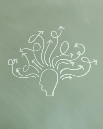 Ein Kopf-Symbol mit zahlreichen Pfeilen, die in verschiedene Richtungen zeigen, symbolisiert Gedanken oder Ideenfluss.