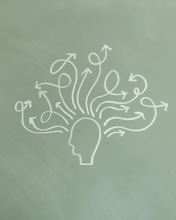 Ein Kopf-Symbol mit zahlreichen Pfeilen, die in verschiedene Richtungen zeigen, symbolisiert Gedanken oder Ideenfluss.