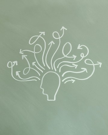 Ein Kopf-Symbol mit zahlreichen Pfeilen, die in verschiedene Richtungen zeigen, symbolisiert Gedanken oder Ideenfluss.
