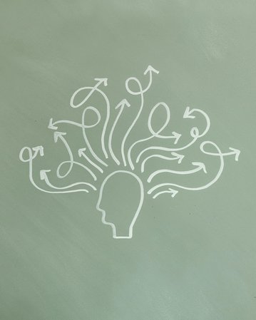 Ein Kopf-Symbol mit zahlreichen Pfeilen, die in verschiedene Richtungen zeigen, symbolisiert Gedanken oder Ideenfluss.