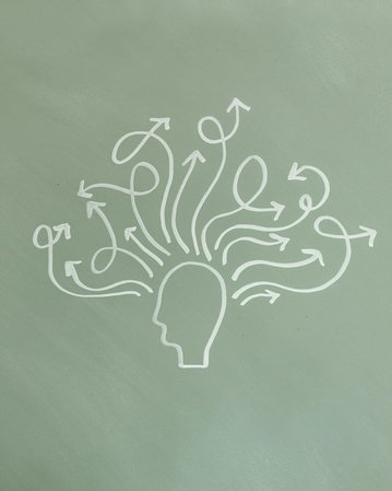Ein Kopf-Symbol mit zahlreichen Pfeilen, die in verschiedene Richtungen zeigen, symbolisiert Gedanken oder Ideenfluss.