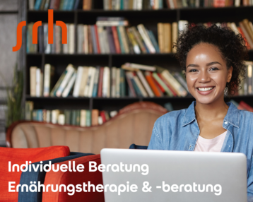 Junge Frau mit lockigem Haar sitzt vor einem Laptop und lächelt. Text: "Individuelle Beratung Ernährungstherapie & -beratung. Jetzt anmelden!"