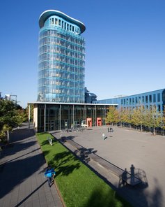 Blick auf das Gebäude der SRH Hochschule Heidelberg (Science Tower und Plaza)