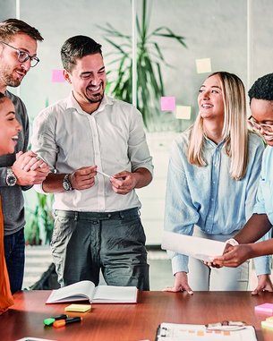 Studierende erarbeiten gemeinsam ein Studienprojekt am Schreibtisch