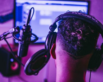 In einem Musikproduktion-Studio verbringen die Studieren viel Zeit im Tonstudio