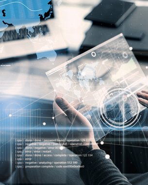 Mann mit futuristischer digitaler Tafel in der Hand